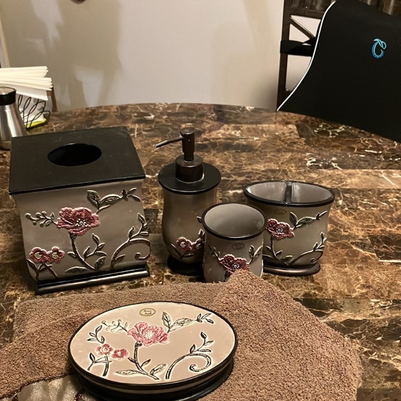 6 piece bathroom set “like new condition “ set includes 3 piece towel set - Picture 2 of 3